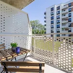 Wybickiego Stylish With Parking And Air Conditioning In Cracow By Renters Lägenhet