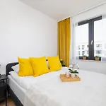 Apartmán Wybickiego Stylish With Parking And Air Conditioning In Cracow By Renters Krakov