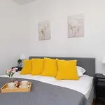Apartmán Wybickiego Stylish With Parking And Air Conditioning In Cracow By Renters Krakov