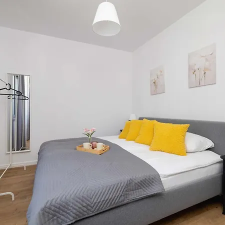Wybickiego Stylish With Parking And Air Conditioning In Cracow By Renters קרקוב