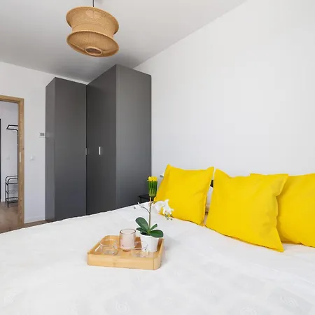 Wybickiego Stylish With Parking And Air Conditioning In Cracow By Renters קרקוב