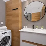 아파트 Wybickiego Stylish With Parking And Air Conditioning In Cracow By Renters