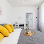 아파트 Wybickiego Stylish With Parking And Air Conditioning In Cracow By Renters