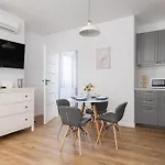 아파트 Wybickiego Stylish With Parking And Air Conditioning In Cracow By Renters 크라쿠프